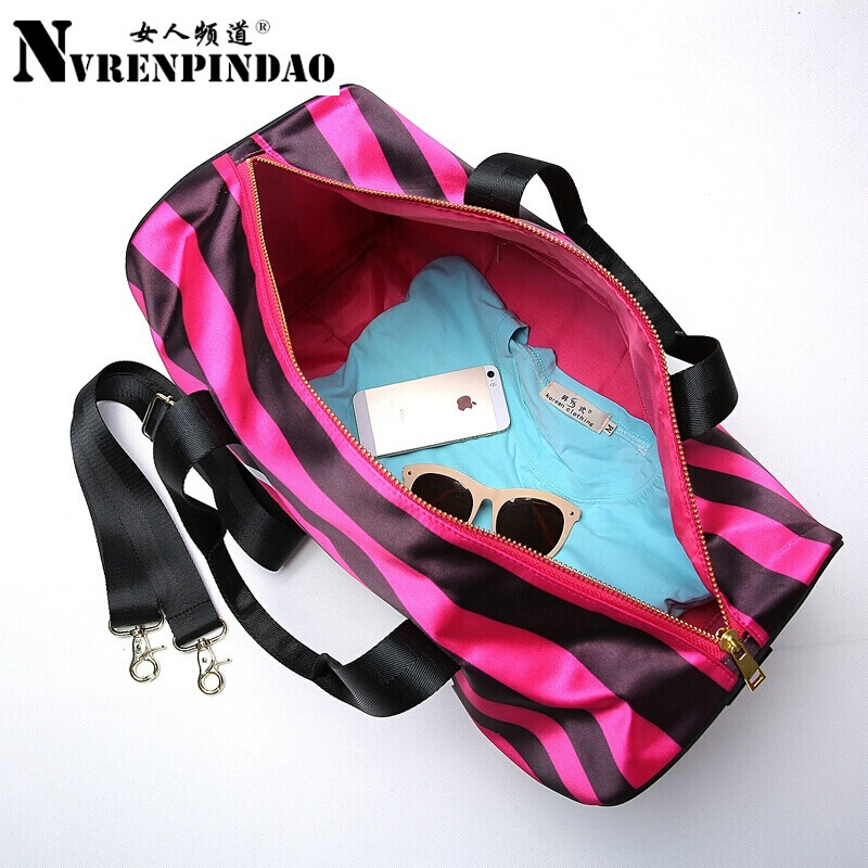 女人頻道   個性條紋旅行包女手提單肩大容量短途旅游韓版時尚行李袋運動健身包女 小號